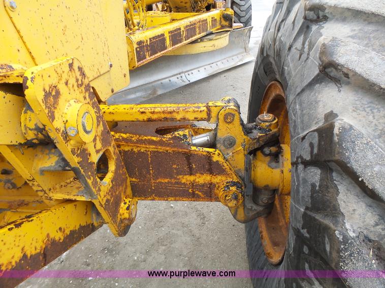 image for item L4248 1982 John Deere 670A motor grader