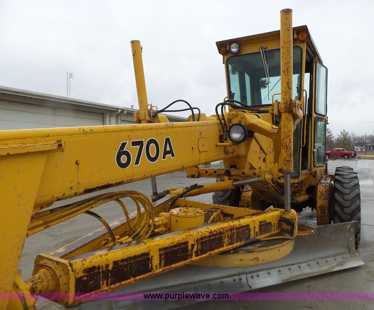 image for item L4248 1982 John Deere 670A motor grader