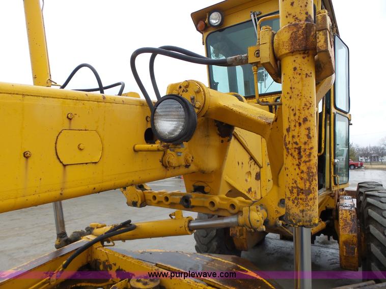 image for item L4248 1982 John Deere 670A motor grader