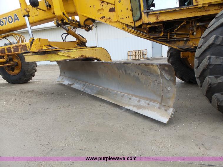 image for item L4248 1982 John Deere 670A motor grader