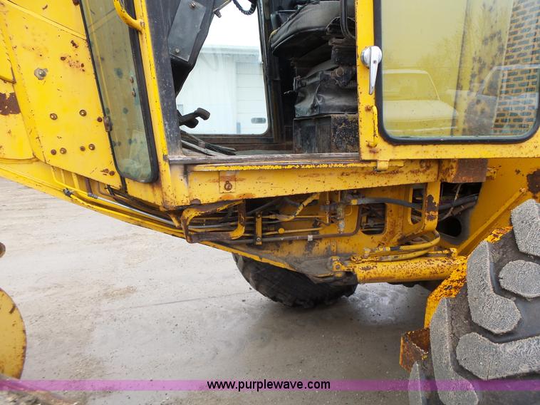 image for item L4248 1982 John Deere 670A motor grader