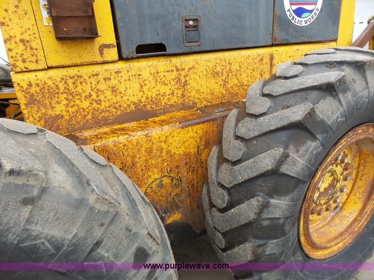 image for item L4248 1982 John Deere 670A motor grader