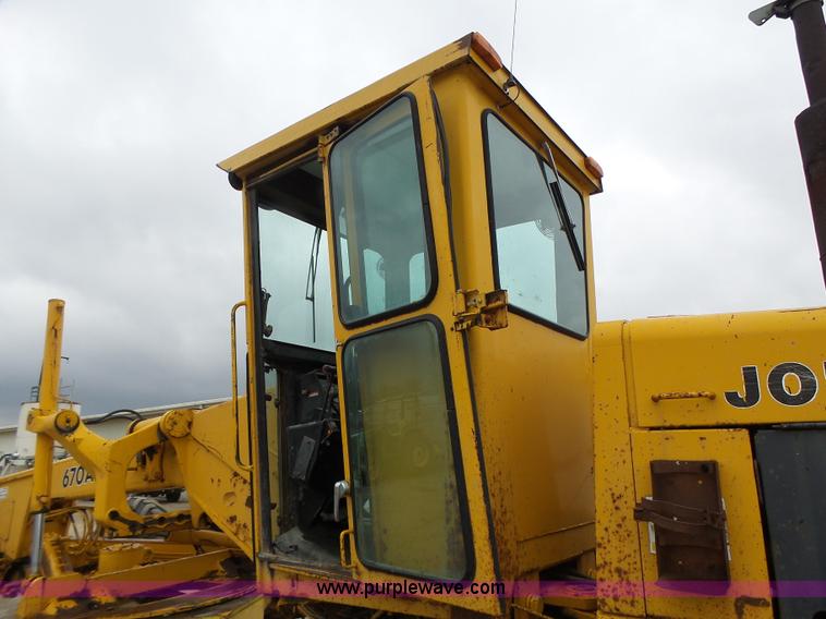 image for item L4248 1982 John Deere 670A motor grader