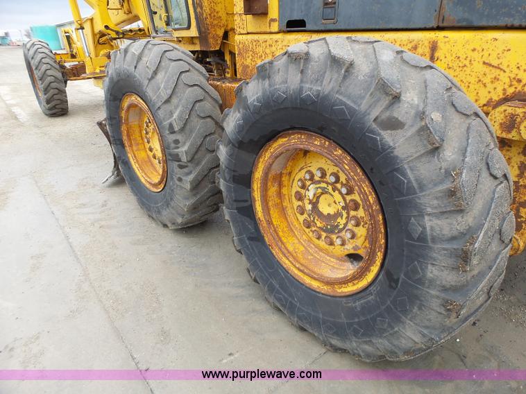 image for item L4248 1982 John Deere 670A motor grader