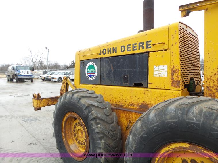 image for item L4248 1982 John Deere 670A motor grader