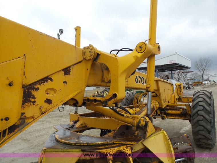 image for item L4248 1982 John Deere 670A motor grader