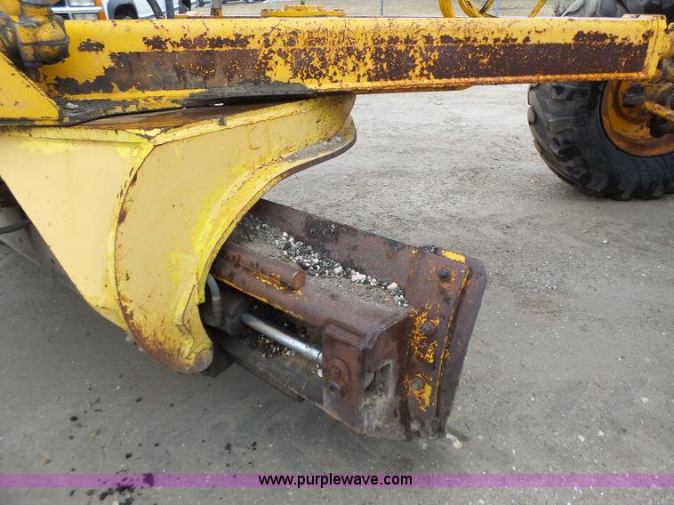 image for item L4248 1982 John Deere 670A motor grader