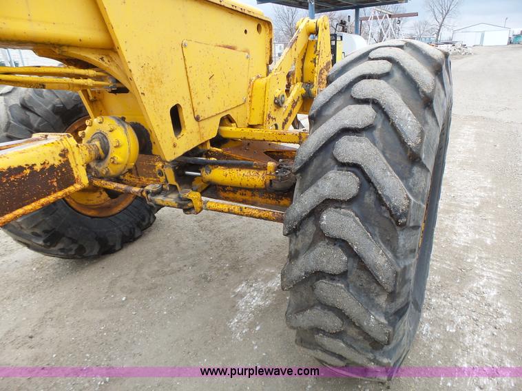 image for item L4248 1982 John Deere 670A motor grader