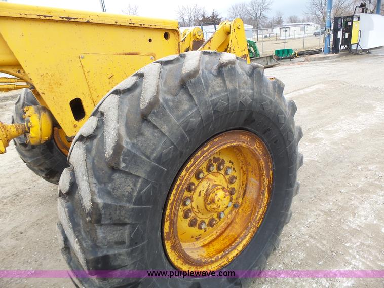 image for item L4248 1982 John Deere 670A motor grader