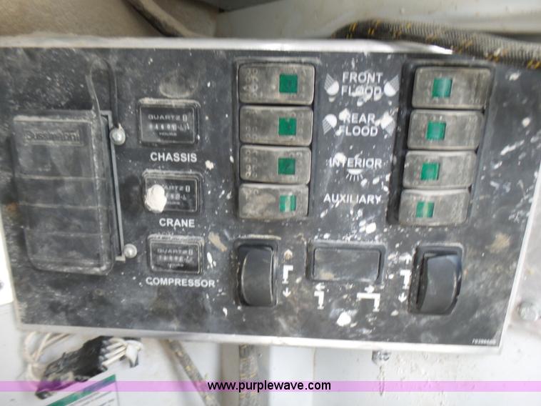 image for item L5431 2006 Ford F550 service truck with crane