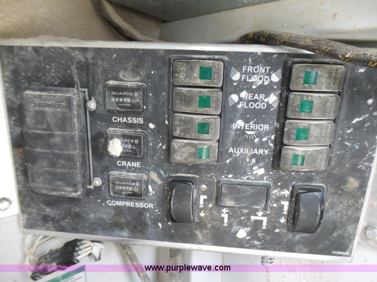 image for item L5431 2006 Ford F550 service truck with crane