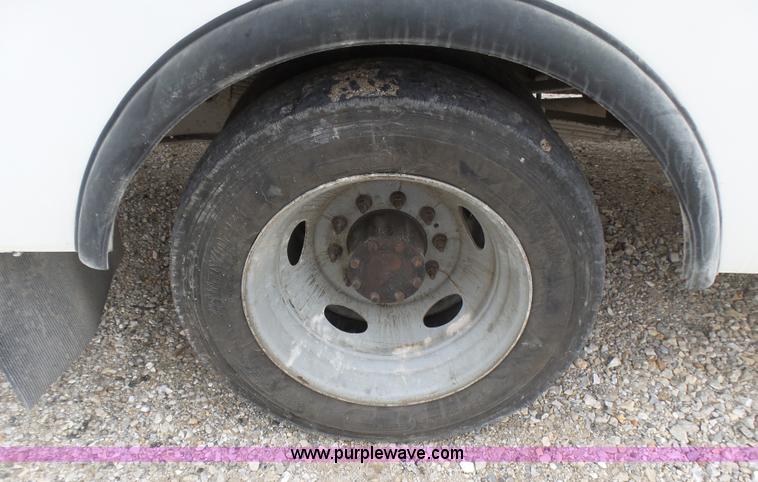 image for item L5431 2006 Ford F550 service truck with crane