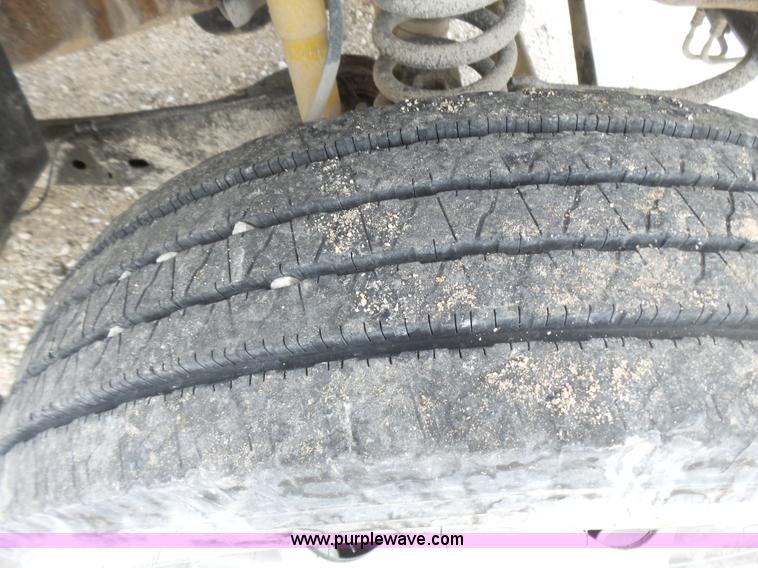 image for item L5431 2006 Ford F550 service truck with crane