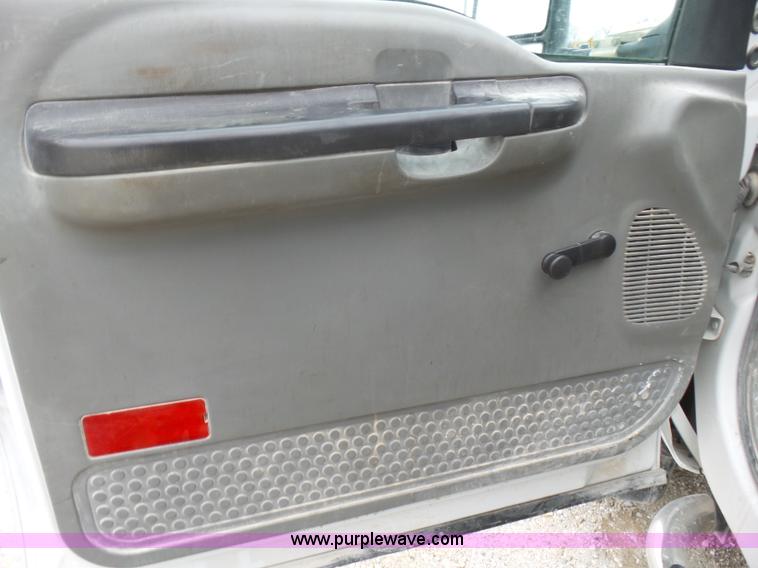 image for item L5431 2006 Ford F550 service truck with crane