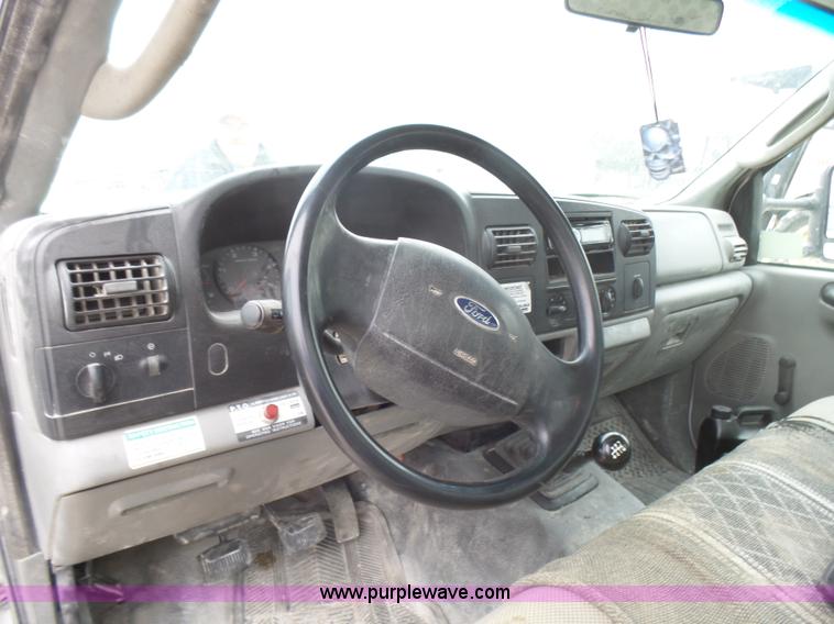 image for item L5431 2006 Ford F550 service truck with crane