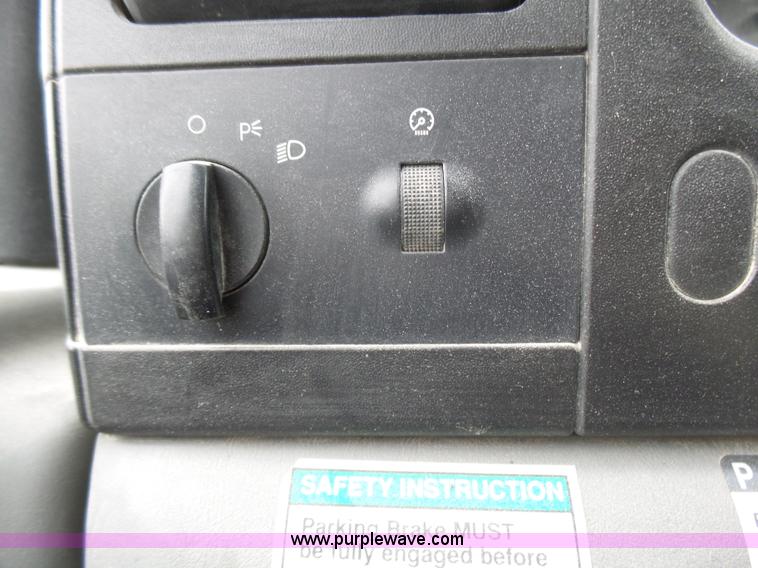 image for item L5431 2006 Ford F550 service truck with crane