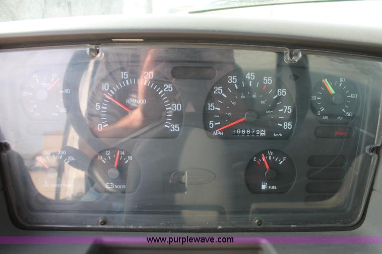 image for item L6833 2001 Sterling L7500 oil distribution truck