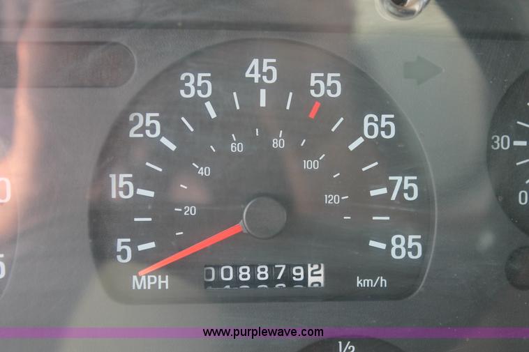 image for item L6833 2001 Sterling L7500 oil distribution truck