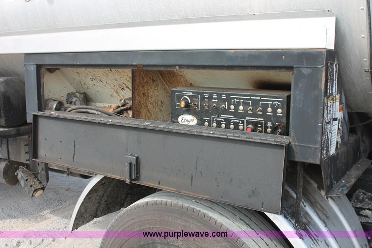 image for item L6833 2001 Sterling L7500 oil distribution truck