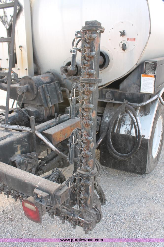 image for item L6833 2001 Sterling L7500 oil distribution truck