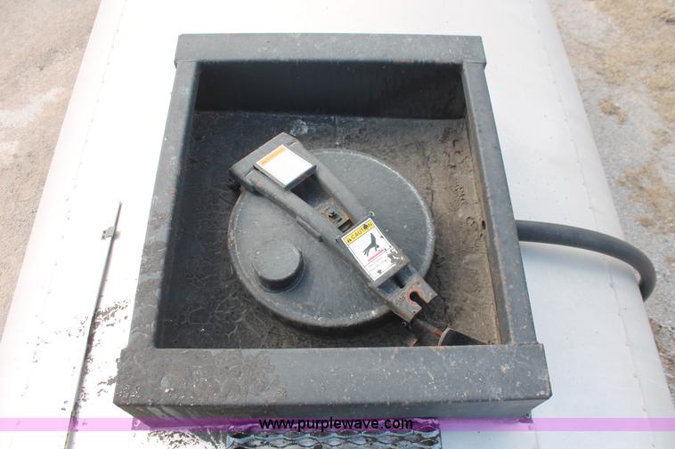 image for item L6833 2001 Sterling L7500 oil distribution truck