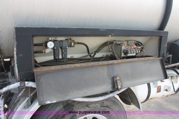 image for item L6833 2001 Sterling L7500 oil distribution truck