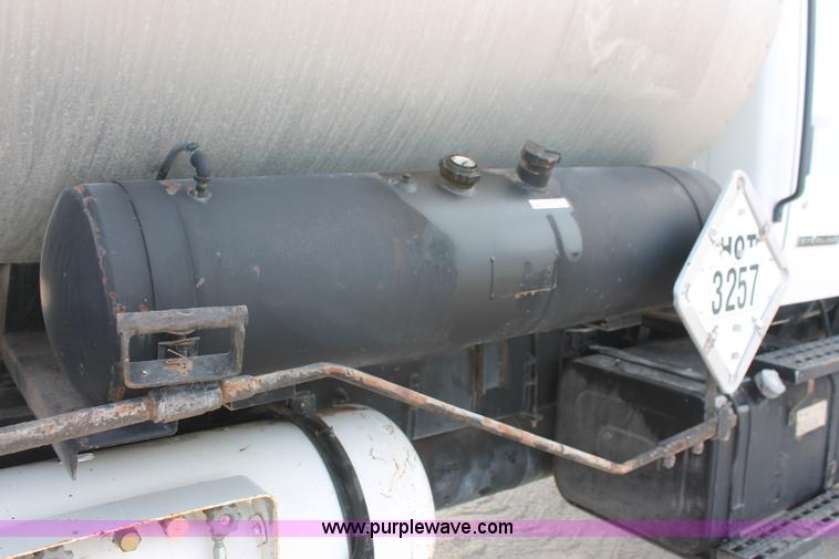 image for item L6833 2001 Sterling L7500 oil distribution truck