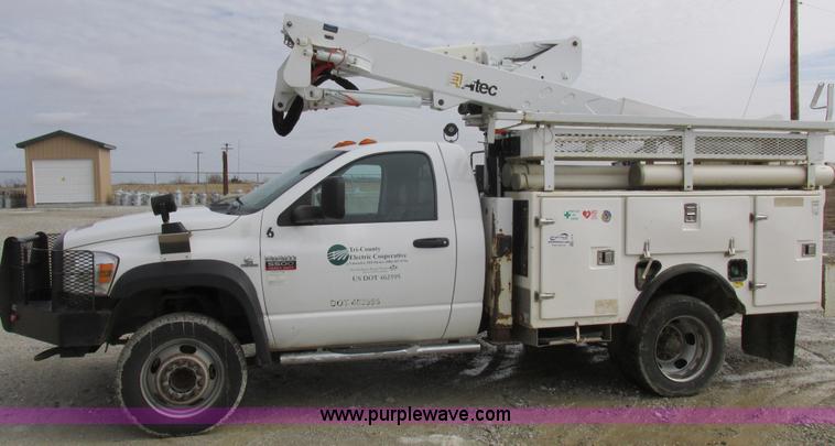image for item L7118 2009 Dodge Ram 5500 bucket truck