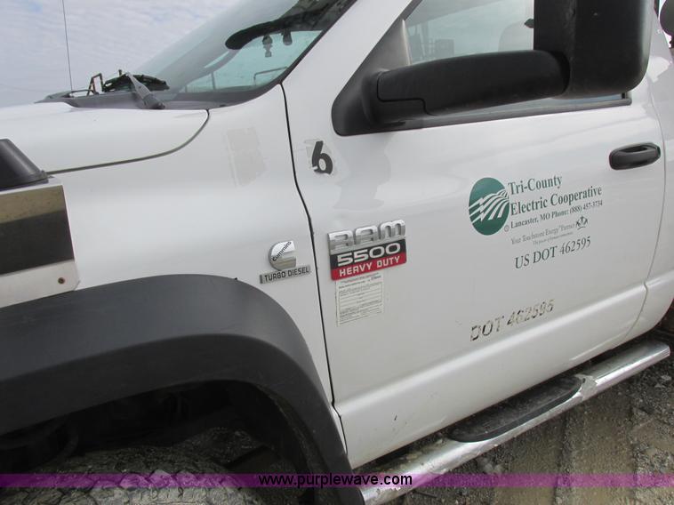 image for item L7118 2009 Dodge Ram 5500 bucket truck