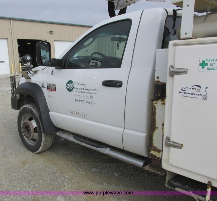 image for item L7118 2009 Dodge Ram 5500 bucket truck