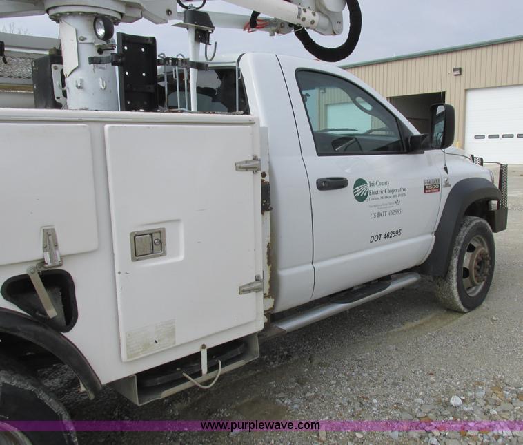 image for item L7118 2009 Dodge Ram 5500 bucket truck