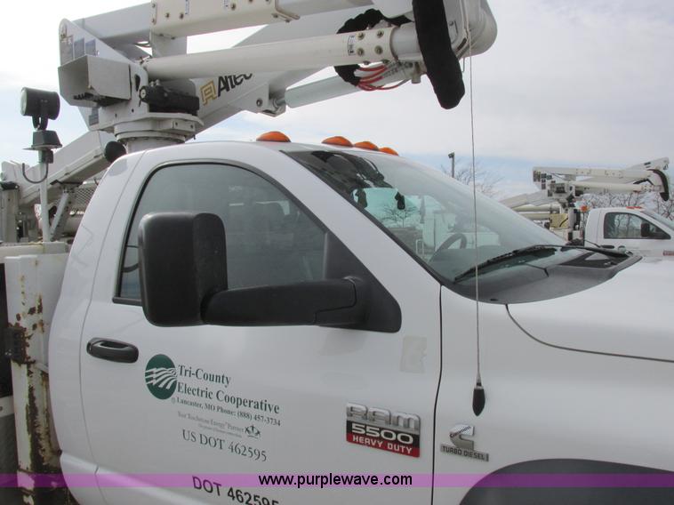 image for item L7118 2009 Dodge Ram 5500 bucket truck
