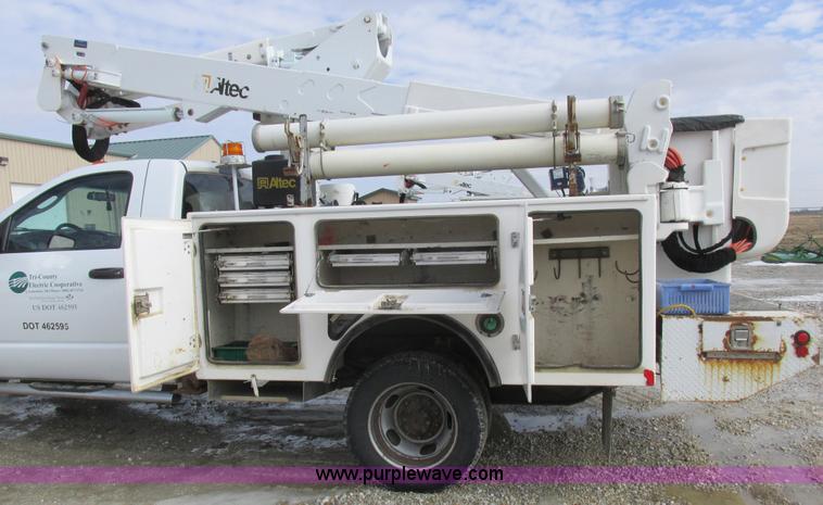 image for item L7119 2009 Dodge Ram 5500 bucket truck