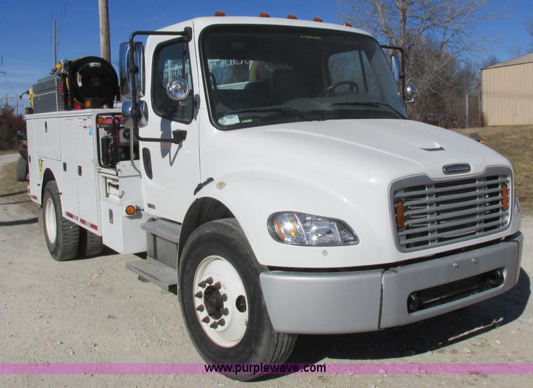 image for item L7126 2007 Freightliner Business Class M2 service truck
