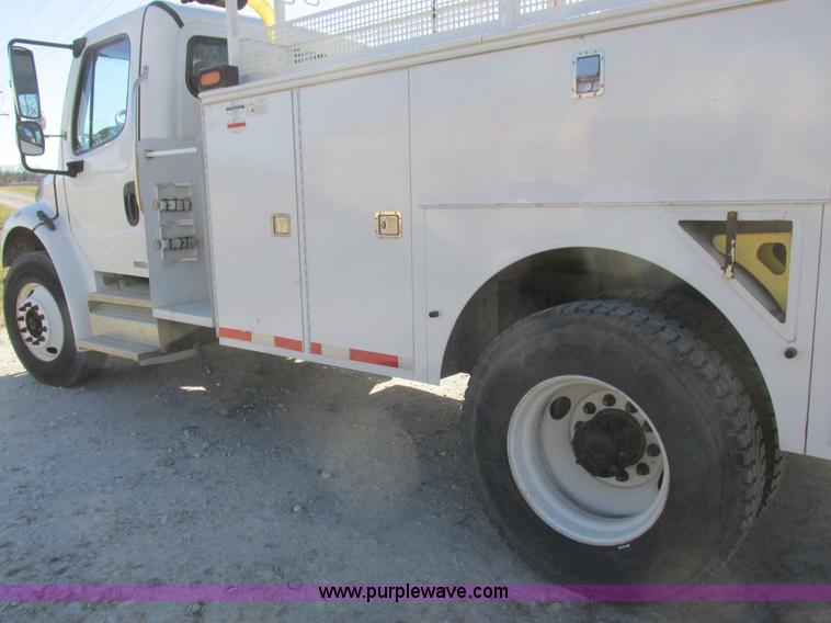 image for item L7126 2007 Freightliner Business Class M2 service truck