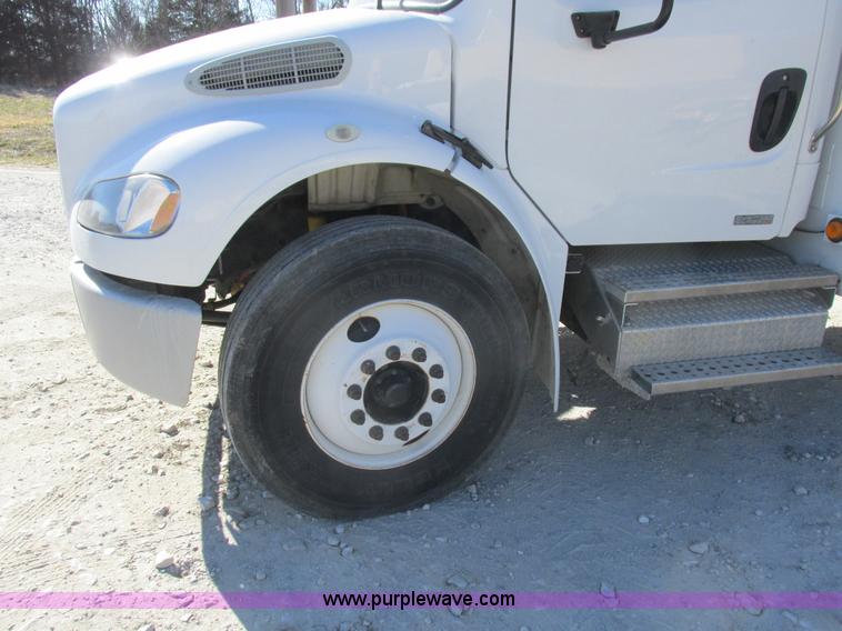 image for item L7126 2007 Freightliner Business Class M2 service truck