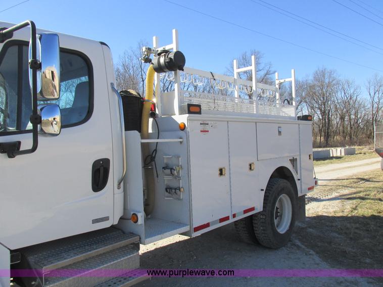 image for item L7126 2007 Freightliner Business Class M2 service truck