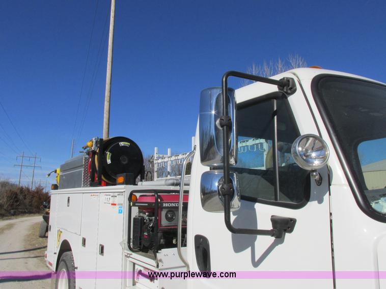 image for item L7126 2007 Freightliner Business Class M2 service truck