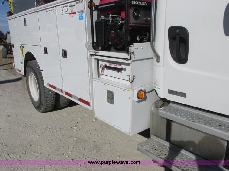 image for item L7126 2007 Freightliner Business Class M2 service truck