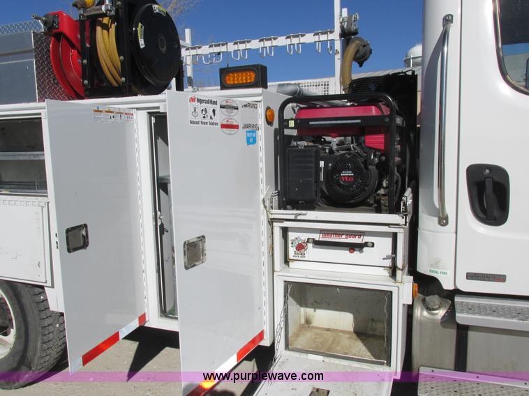 image for item L7126 2007 Freightliner Business Class M2 service truck