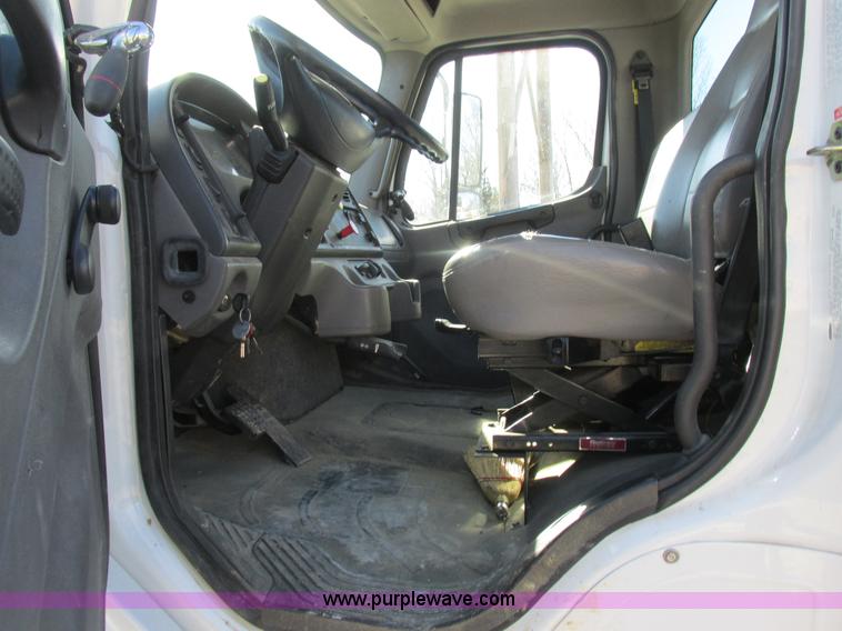 image for item L7126 2007 Freightliner Business Class M2 service truck