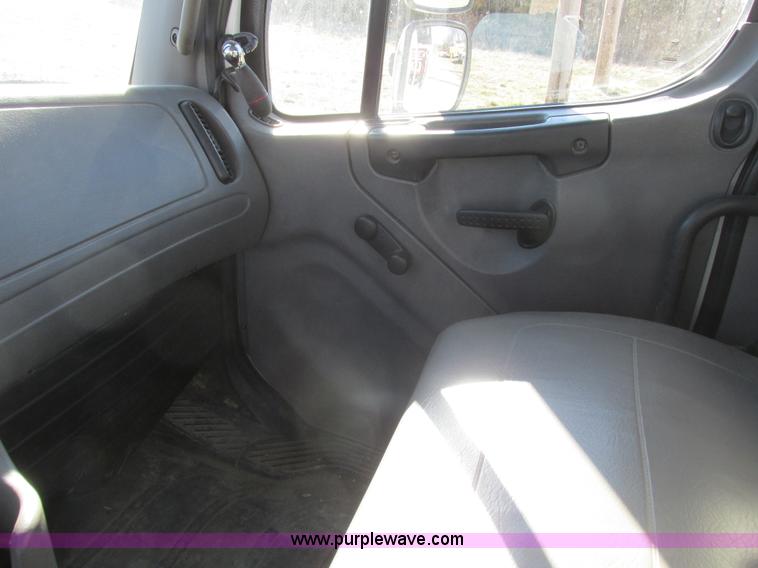 image for item L7126 2007 Freightliner Business Class M2 service truck