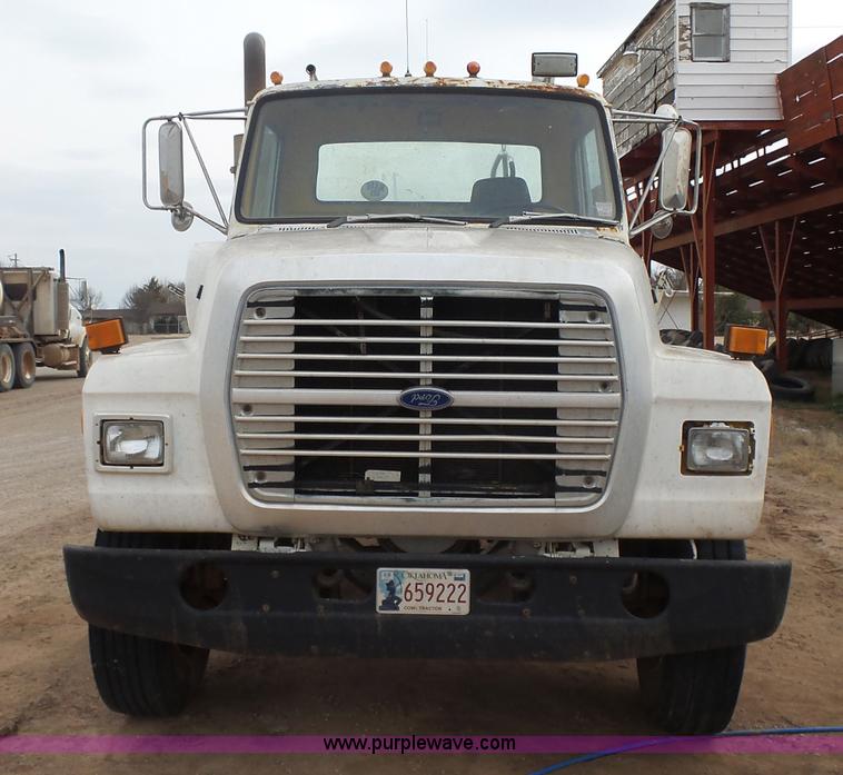 image for item L7263 1989 Ford LT9000 semi truck