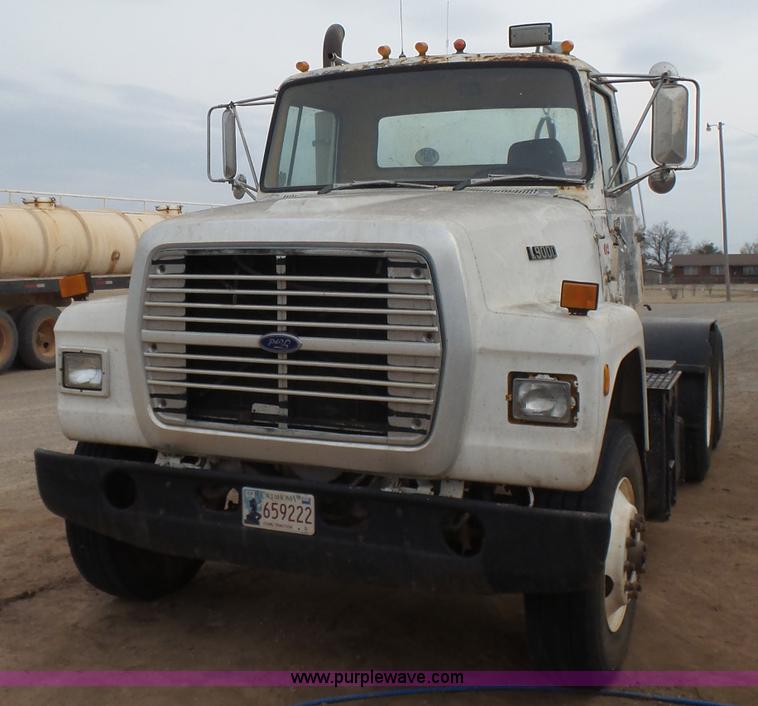 image for item L7263 1989 Ford LT9000 semi truck