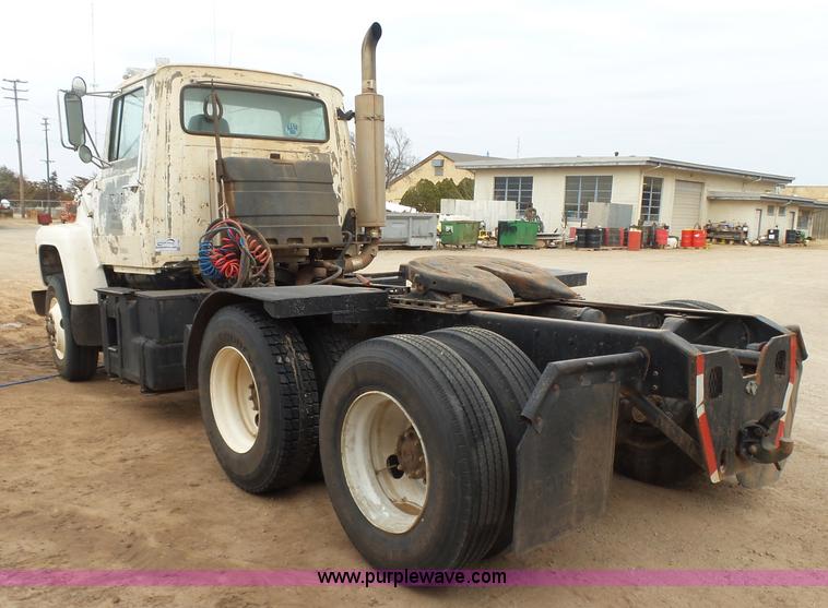 image for item L7263 1989 Ford LT9000 semi truck