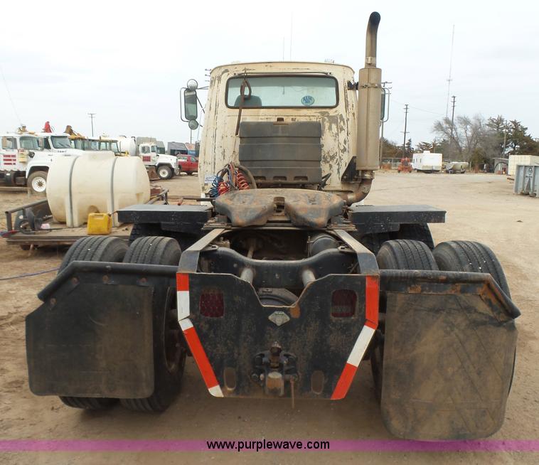 image for item L7263 1989 Ford LT9000 semi truck