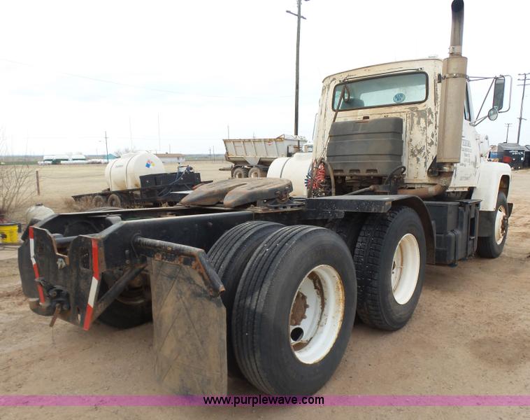 image for item L7263 1989 Ford LT9000 semi truck