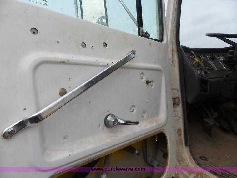 image for item L7263 1989 Ford LT9000 semi truck