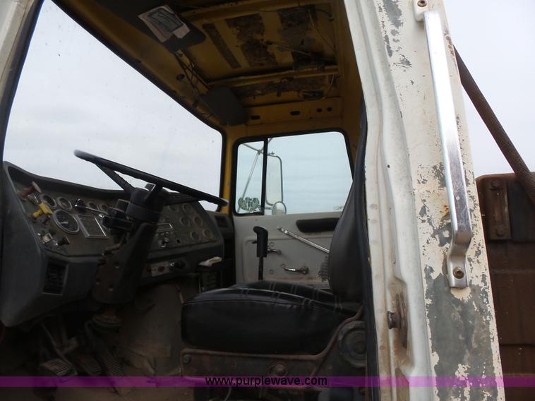 image for item L7263 1989 Ford LT9000 semi truck