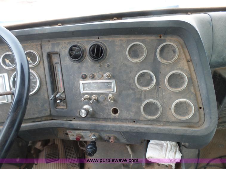 image for item L7263 1989 Ford LT9000 semi truck